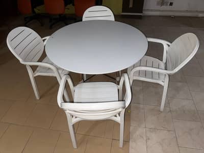 4 chairs 1 round table