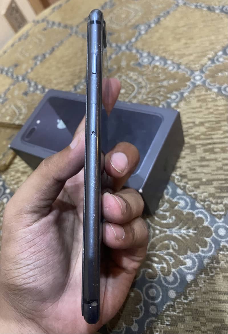 Apple iPhone 8 Plus 3