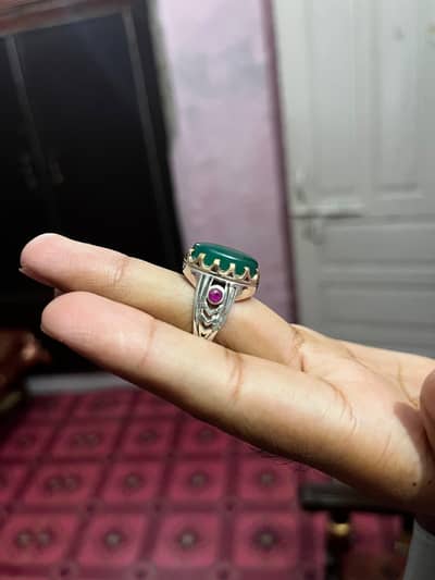 11 gram chandi ring green Aqeeq stone upar stone wali frame petal keha