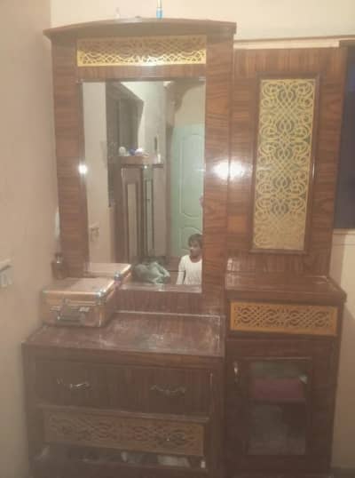 dressing table and side table used