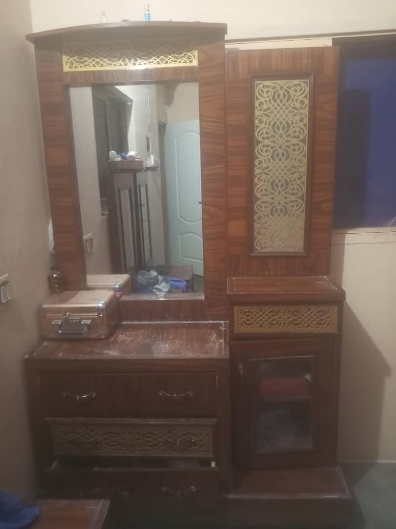 dressing table and side table used 3