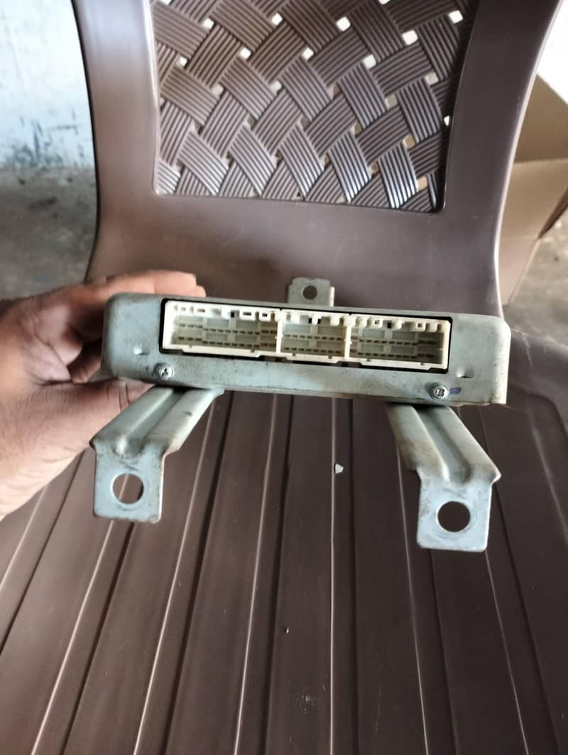 ENGINE ECU 1