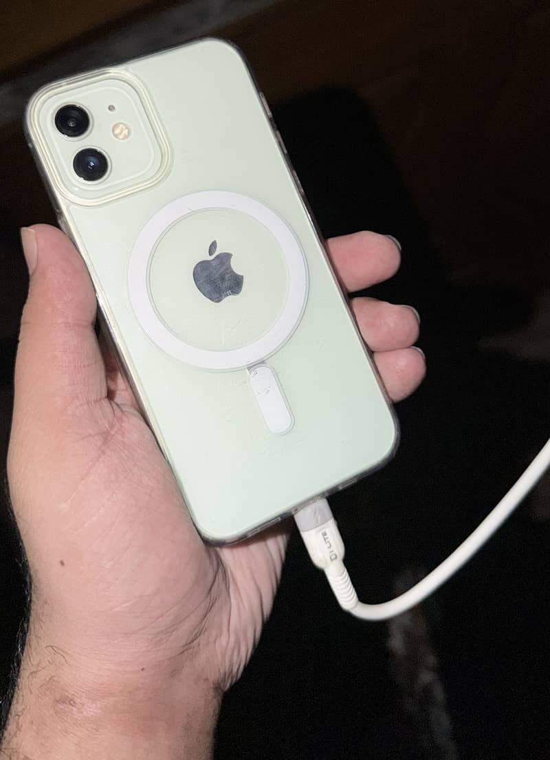 Apple iPhone 12 4