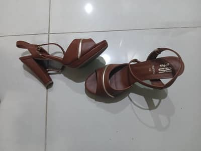 Stylo Brown Heel, used once outside + free necklace