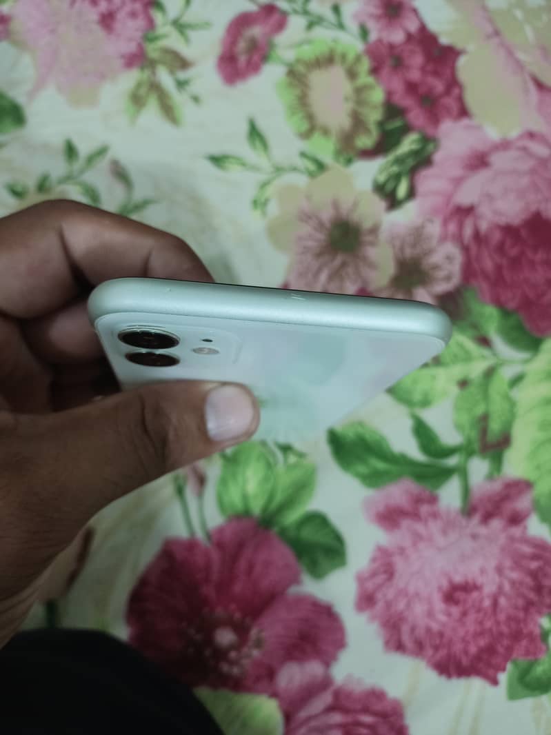 Iphone 11,     10/10 Condition 4