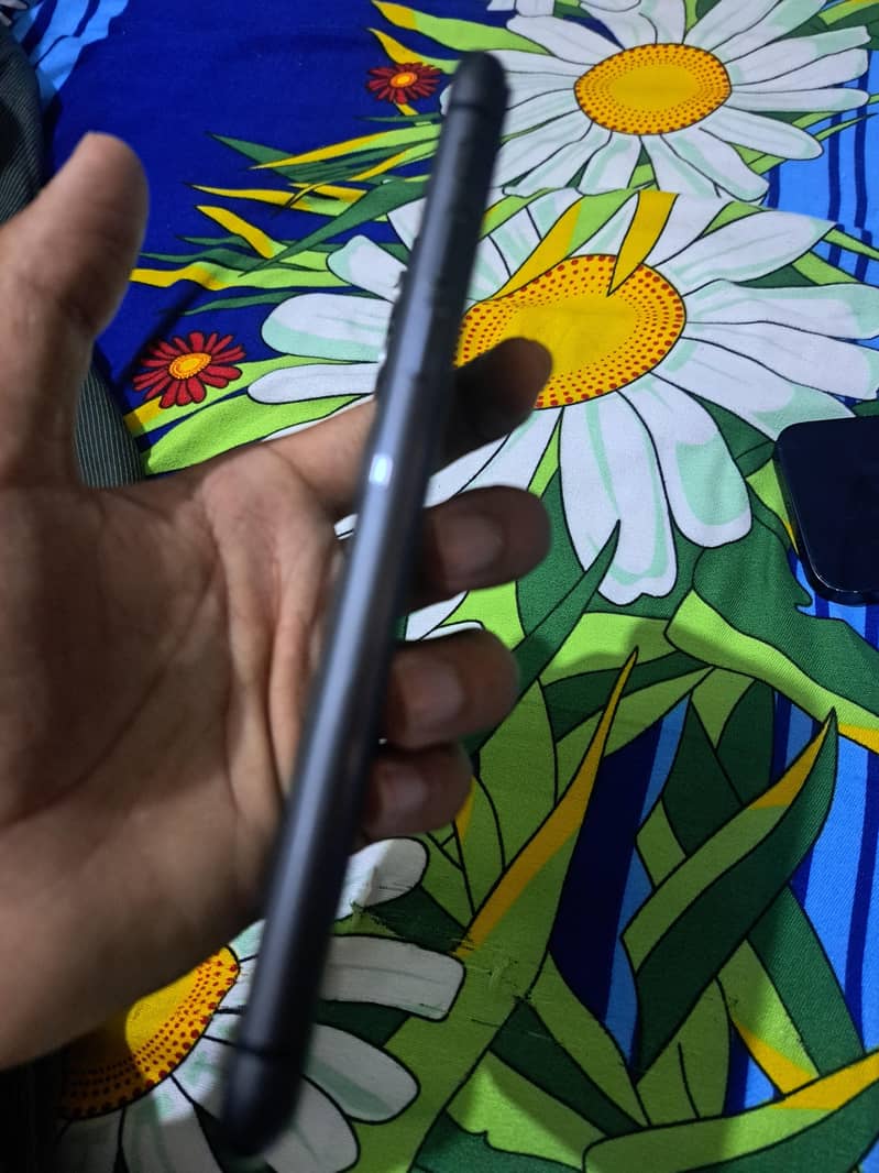 Apple iPhone 11 4
