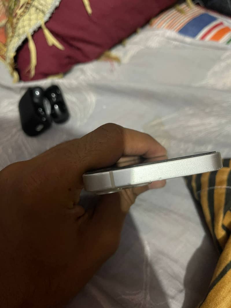 Apple iPhone 13 mini 8