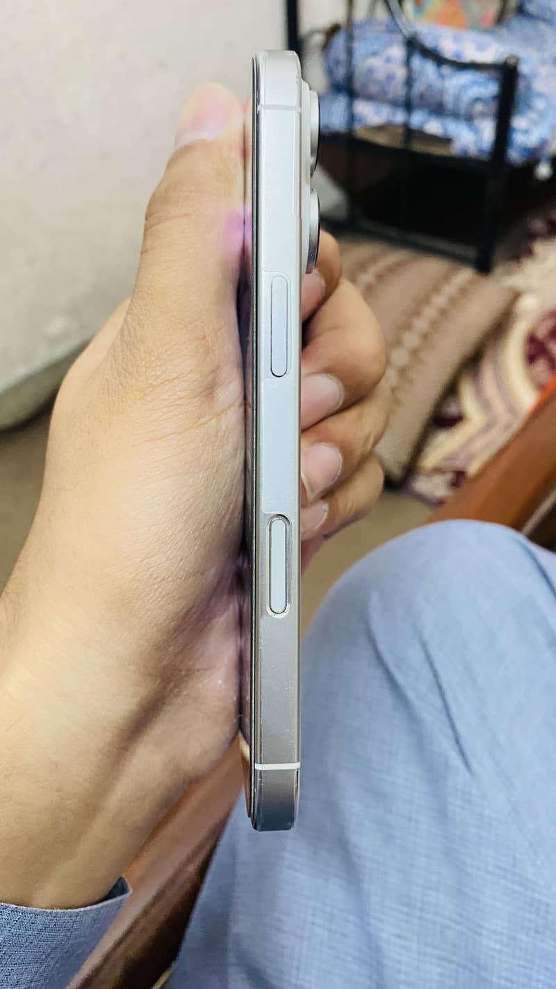 iPhone 16 pro 4