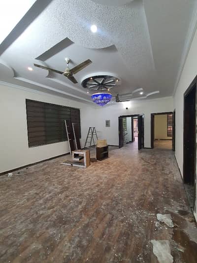 Upper Portion For Rent Main Boulevard