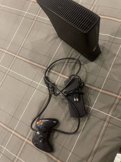 Xbox 360 512 gb just like new slightly used with wirless controller