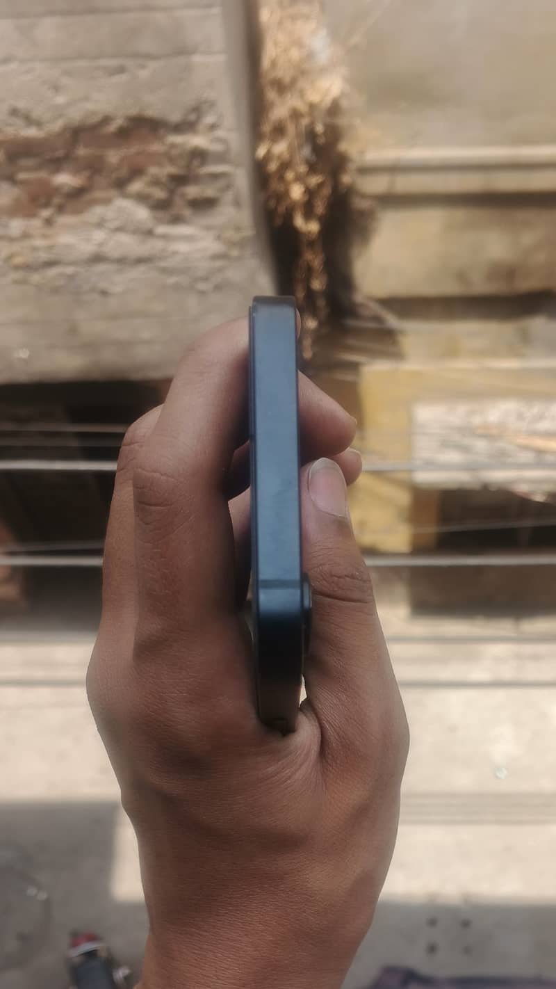 iPhone 16e jv 3
