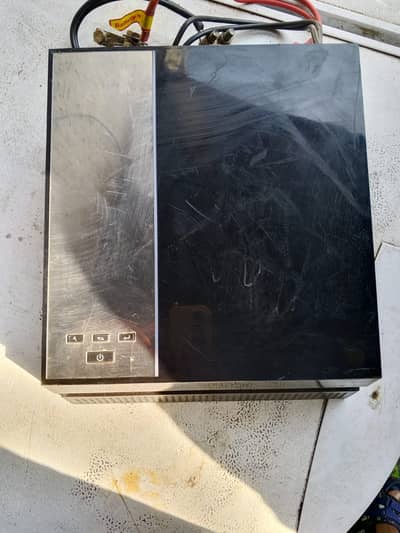 1000 Watt UPS along with 2 XP 200 Battery 9 Month used only