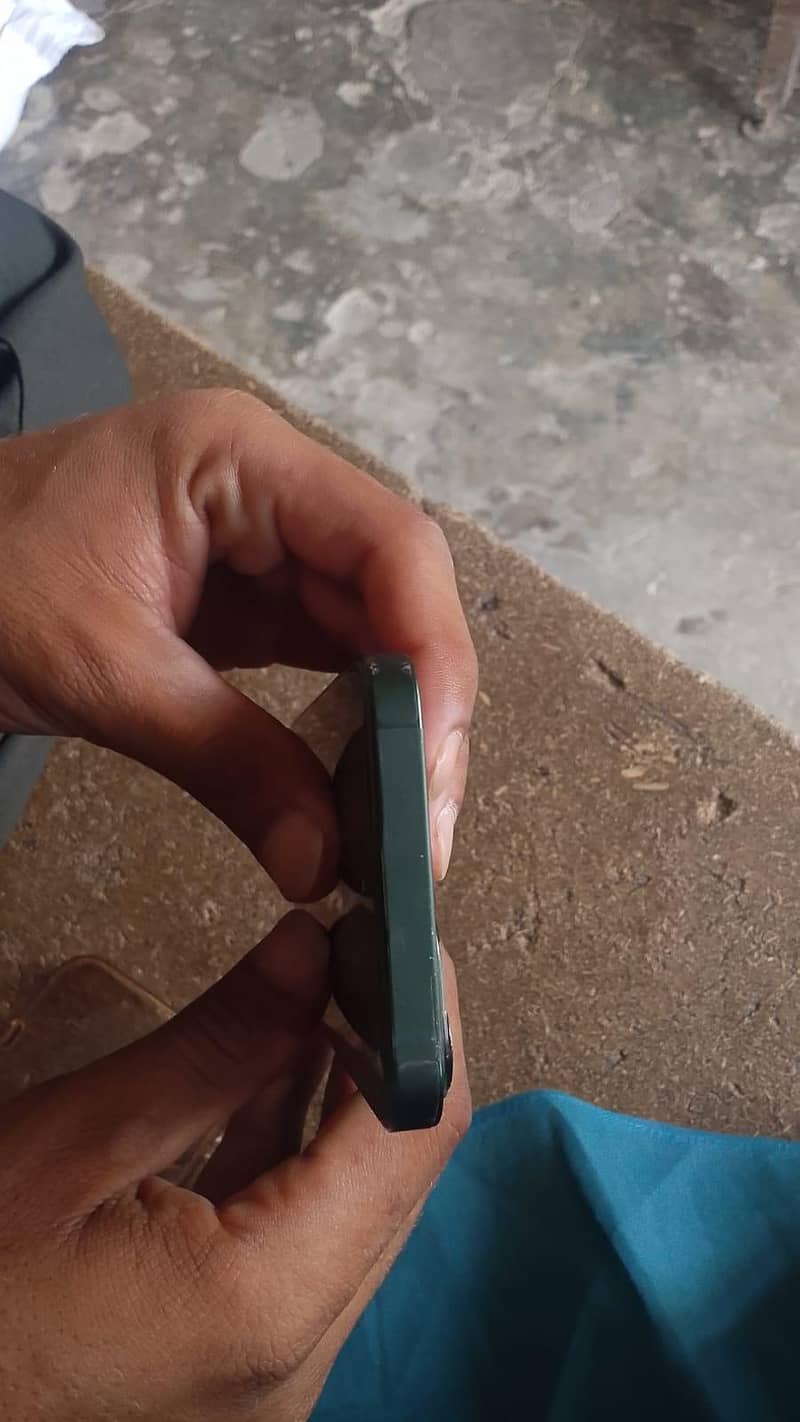 Apple iPhone 13 4