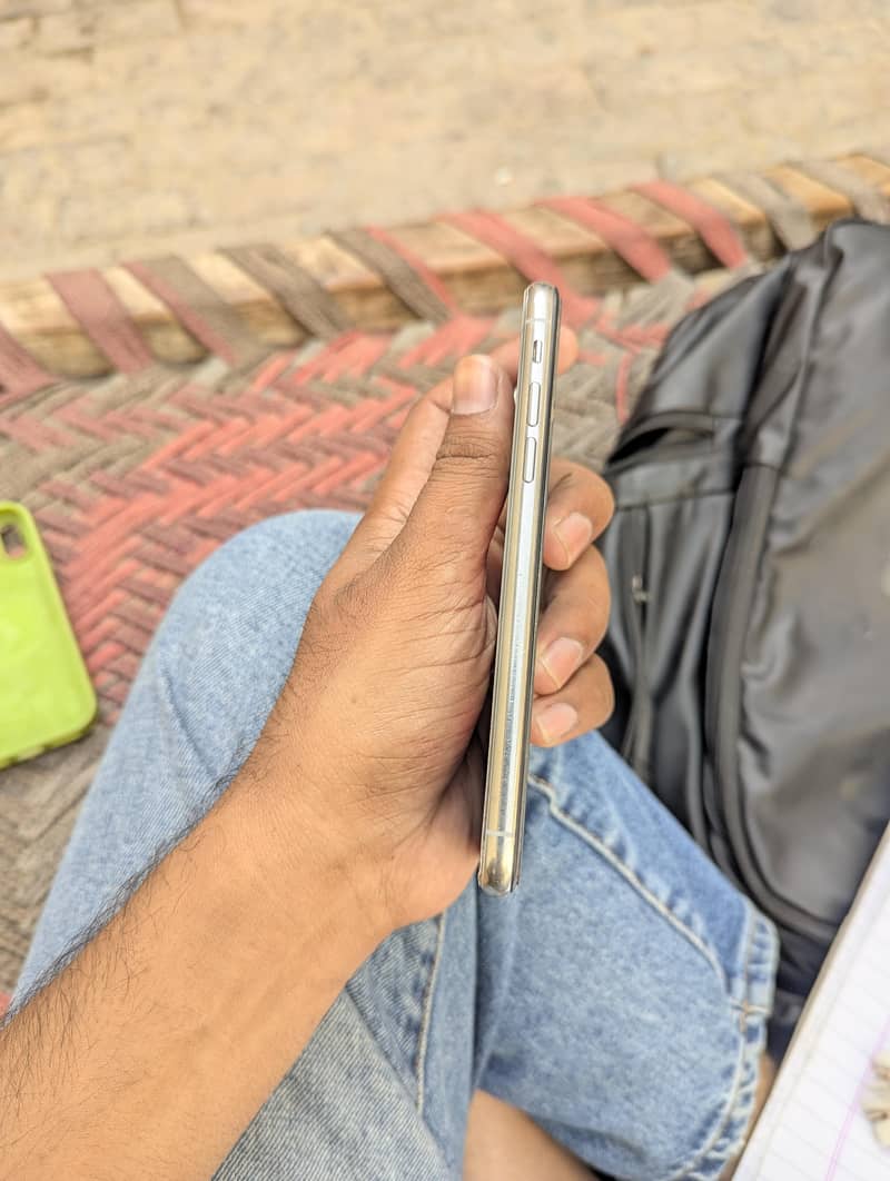 Apple iPhone X 4