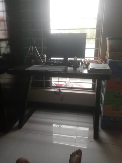 study table like new slightly use no scratch issue
