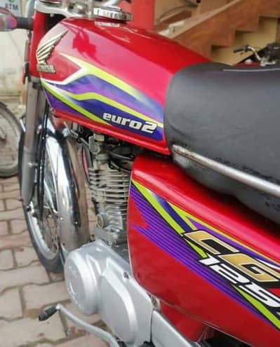 Honda 125  17 Ka sticker laga hua hai _.  03274139425