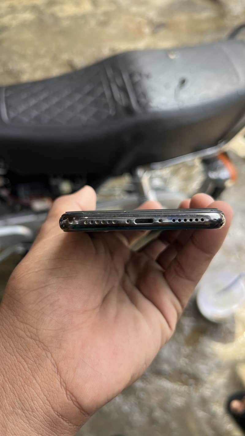 Apple iPhone X 4