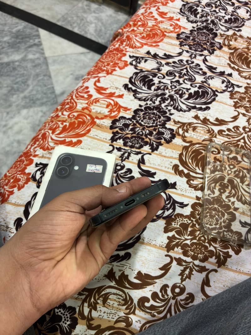 Apple iPhone 16 2