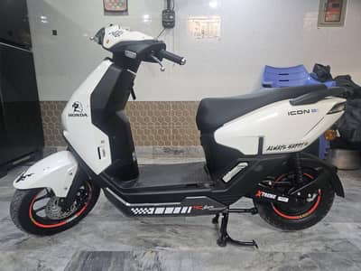 Honda icon e electric scooty 2026 excellent condition white colour