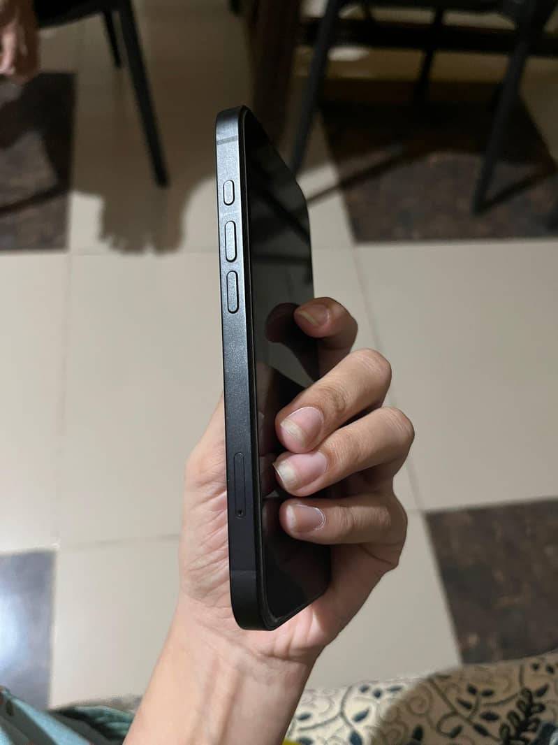 Apple iPhone 16e 7