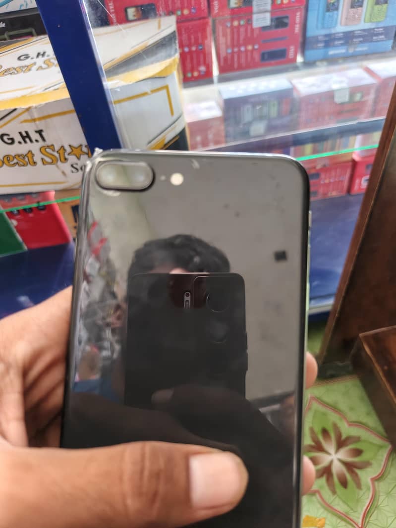 Apple iPhone 8 Plus 1