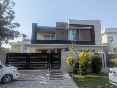 A block 1 kanal luxury house available for rent