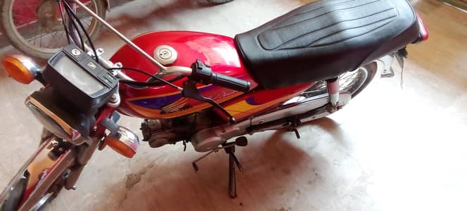 Honda cd70 2008 modal ha Lahore number hai head cylinder Kam Hona ha