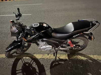 SUZUKI GSX 125 BLACK