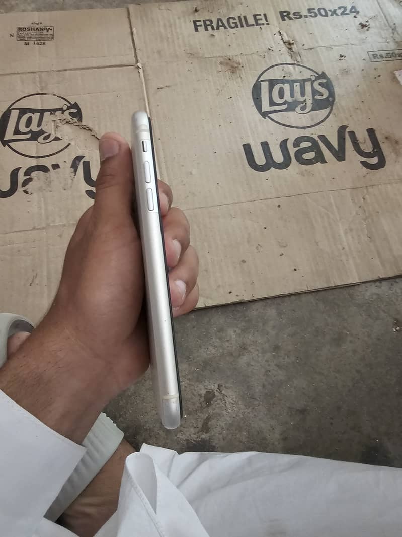 Apple iPhone 11 4
