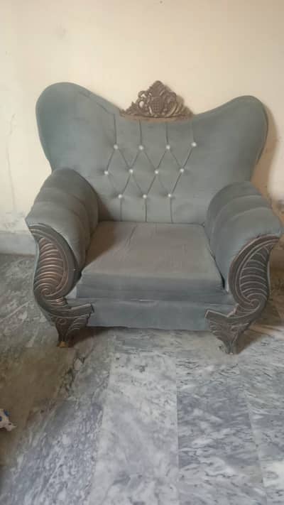 Urgent sale krna ha Furniture set almost new ha