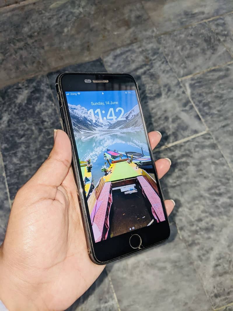 Apple iPhone 8 Plus 1