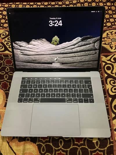 Apple MacBook pro 2016 15 inch i7 16 512 gb ram