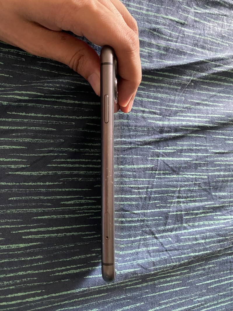 Apple iPhone 11 4