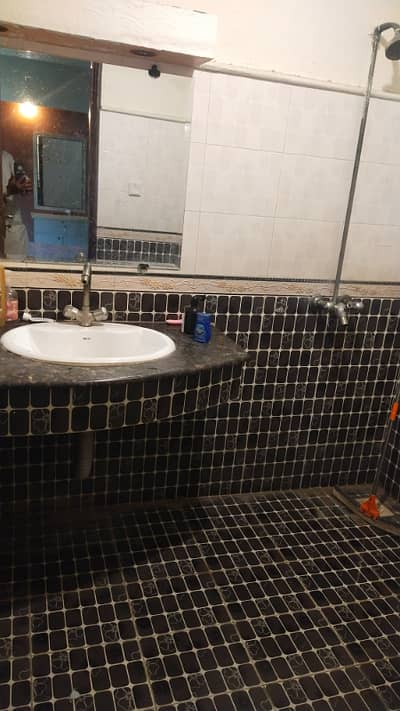 Near wapda town Nashman e Iqbal society lower lock upper portion available for rent