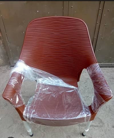 100% achi cheez ha koi kharabi ni new chairs
