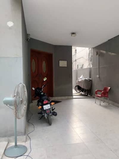 Gulberg 10 Marla full house silent office vip location