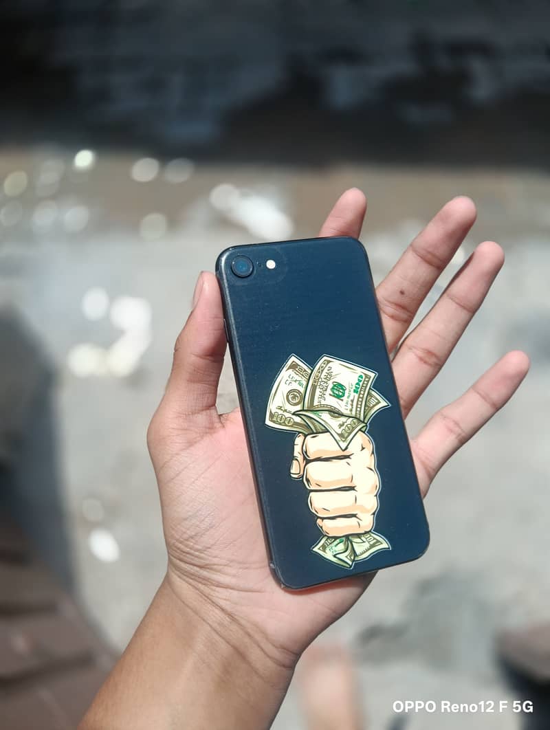 iPhone SE 3 (3rd generation) 1