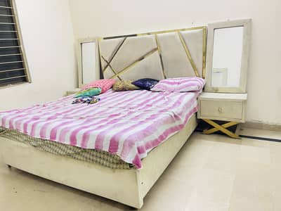Used bed set for sale urgently condition is good .