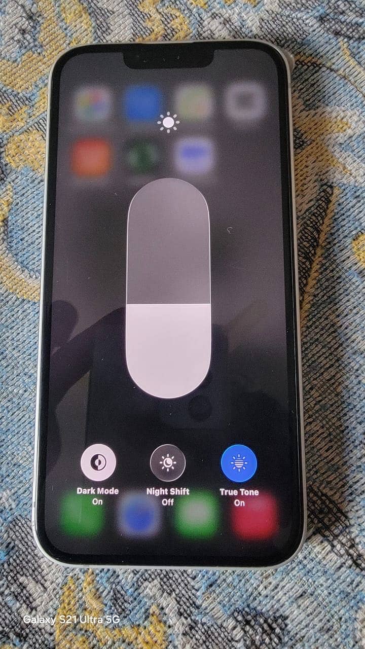 Apple iPhone 16e 1