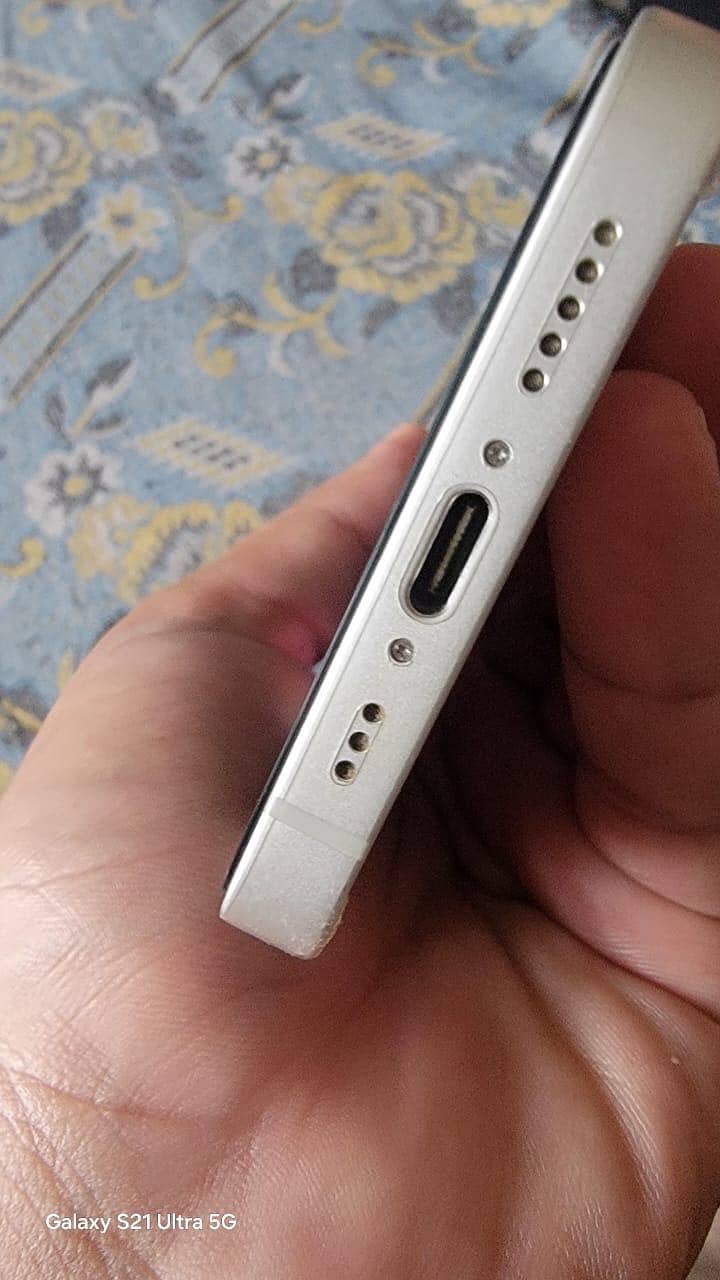 Apple iPhone 16e 3