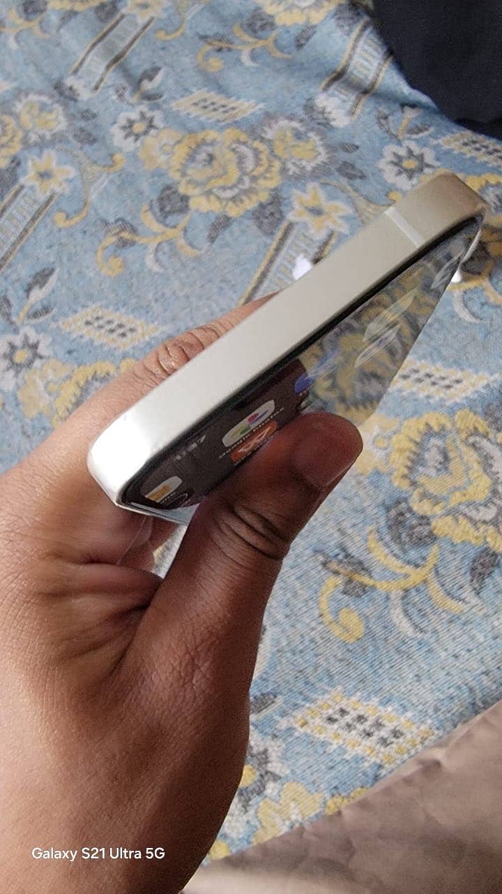 Apple iPhone 16e 4