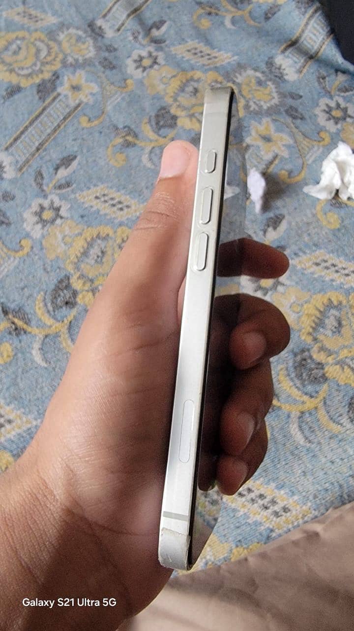 Apple iPhone 16e 6