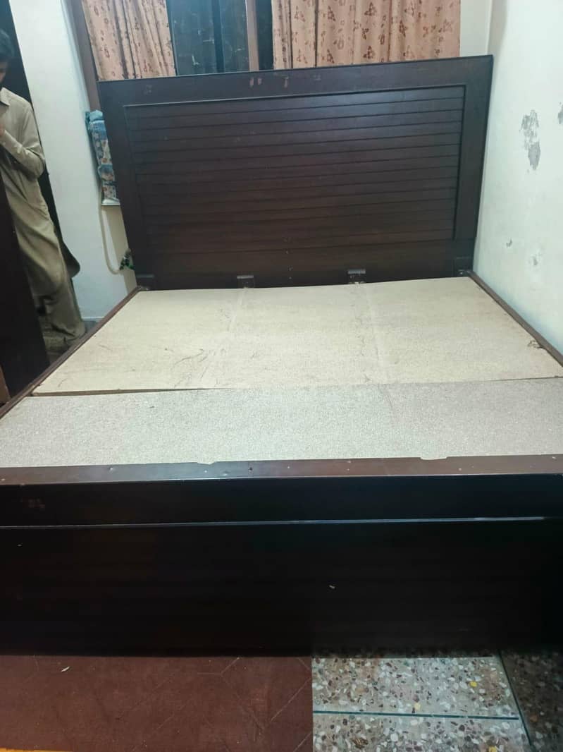 King size bed 0