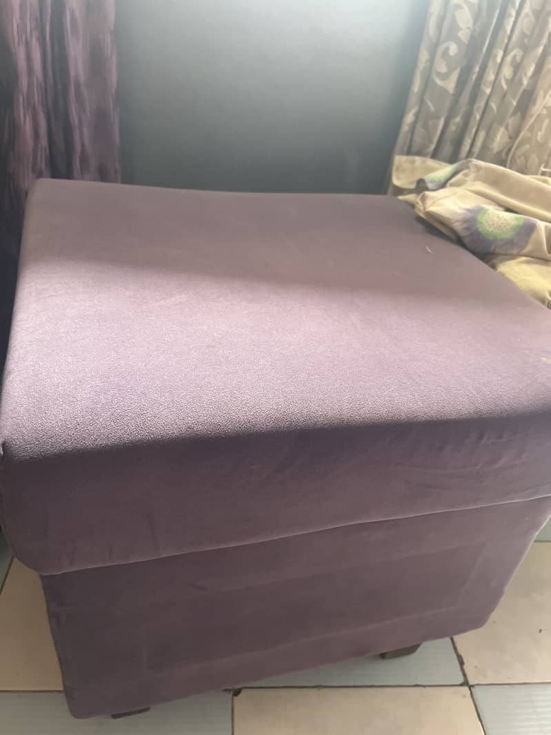 1 seater 2 stools 0
