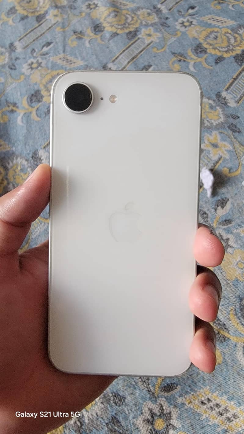 Apple iPhone 16e 0