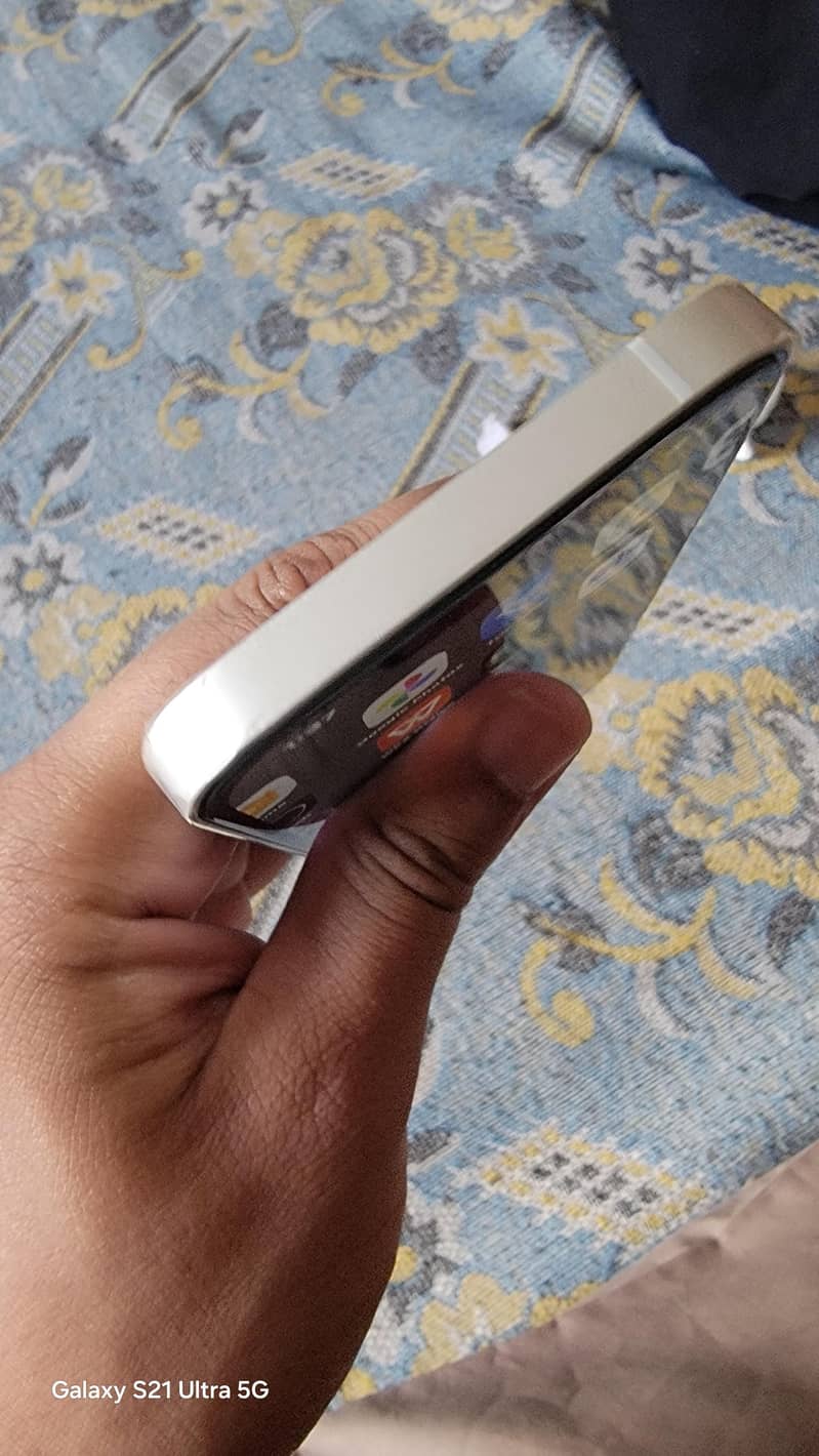 Apple iPhone 16e 1