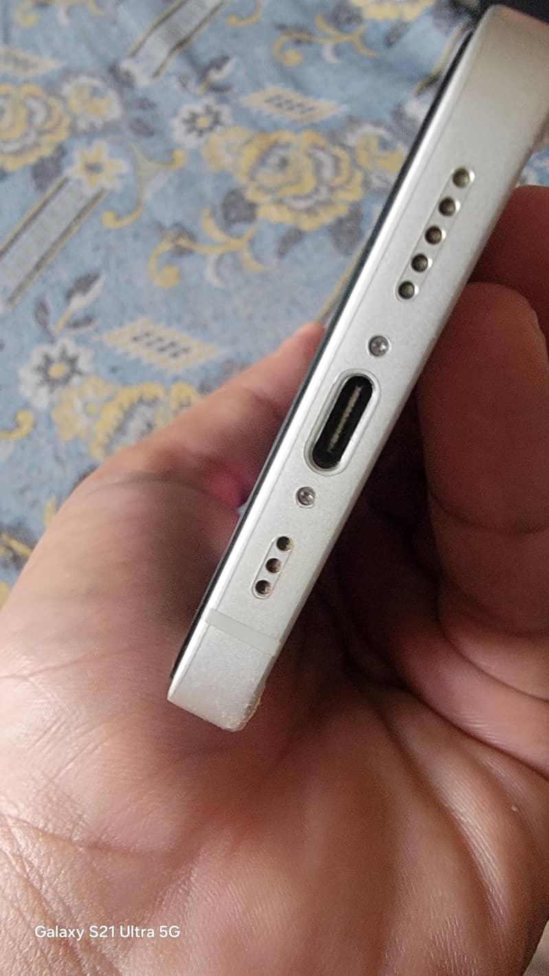 Apple iPhone 16e 2