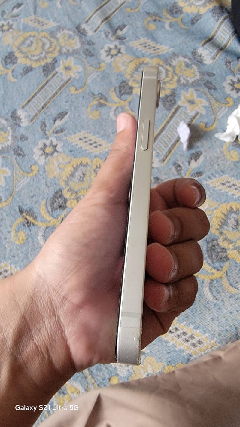 Apple iPhone 16e 3