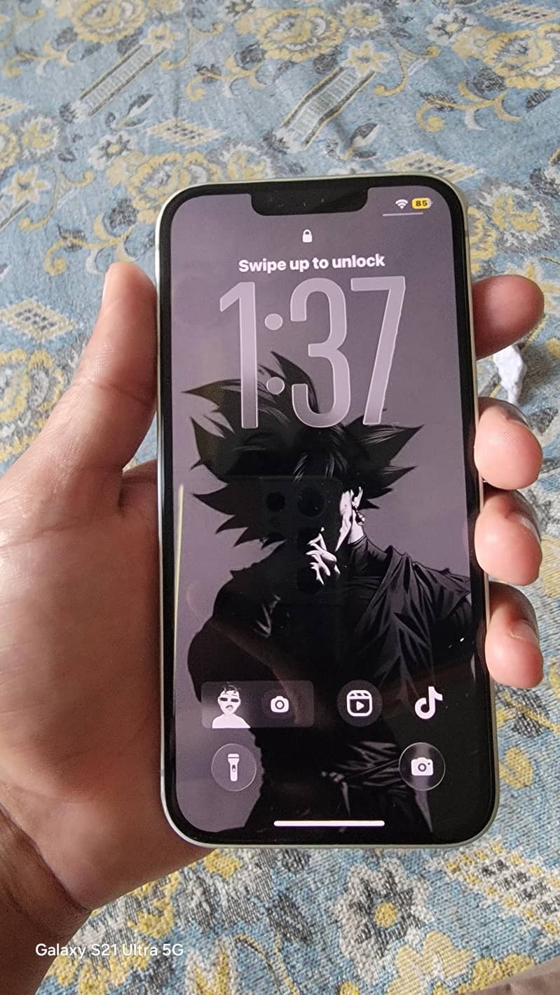 Apple iPhone 16e 4