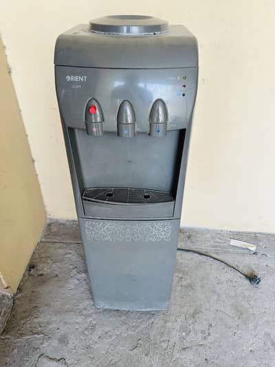 Water dispenser orient